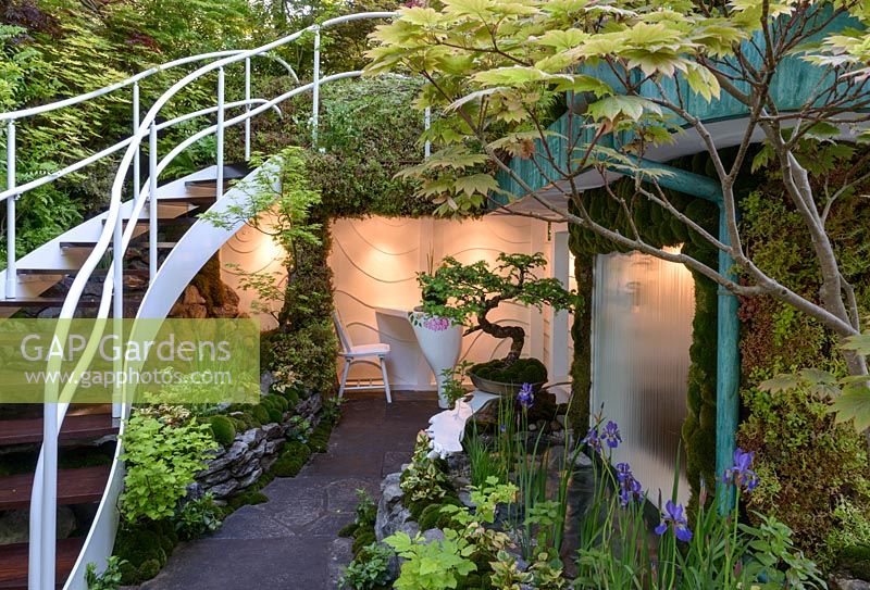 Senri Sentei - Garage Garden, un espace pour se détendre entouré d'un escalier incurvé avec rampe blanche, menant à un jardin sur le toit. Le RHS Chelsea Flower Show 2016. Concepteur: Kazuyuki Ishihara - Parrain: Projet Henri-Sentei - OR