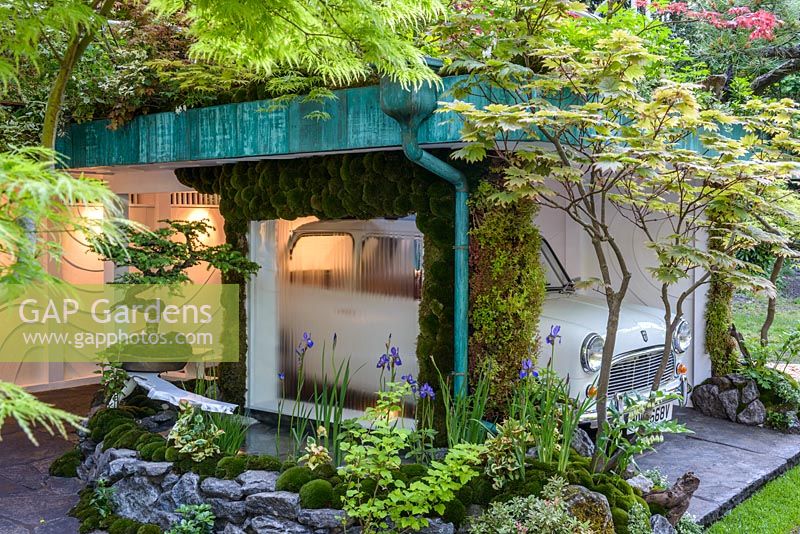 Senri Sentei - Garage Garden, un Mini à l'intérieur d'un garage avec jardin sur le toit, bonsaï et plantation d'Iris sibirica, de mousse et d'Acers. Le RHS Chelsea Flower Show 2016. Concepteur: Kazuyuki Ishihara - Parrain: Projet Henri-Sentei - OR