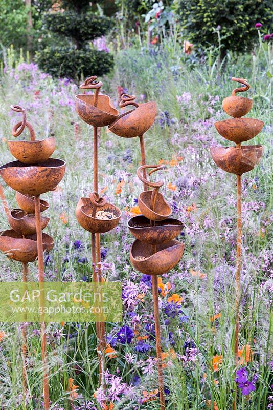 Gobelets en métal rouillé pour oiseaux de Moore Designs - Greening Grey Britain Garden, RHS Chelsea Flower Show 2016, Design: Ann-Marie Powell