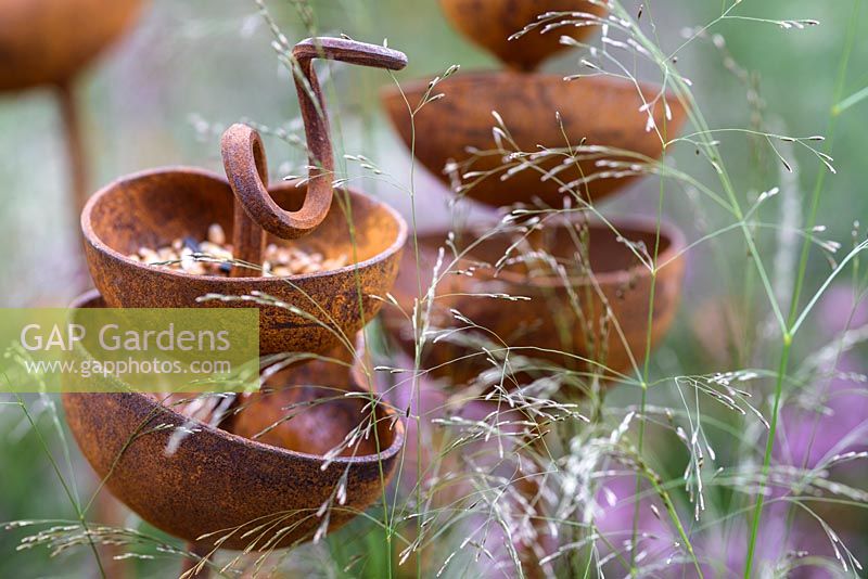 Mangeoires à oiseaux sculpturales rouillées dans le RHS Greening Grey Britain for Health, Happiness and Horticulture Garden. RHS Chelsea Flower Show 2016 - Designer: Annie-Marie Powell