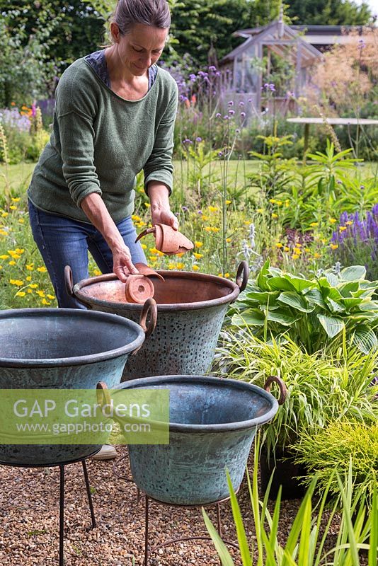 Ajoutez des pots aux jardinières en cuivre vintage pour faciliter le drainage