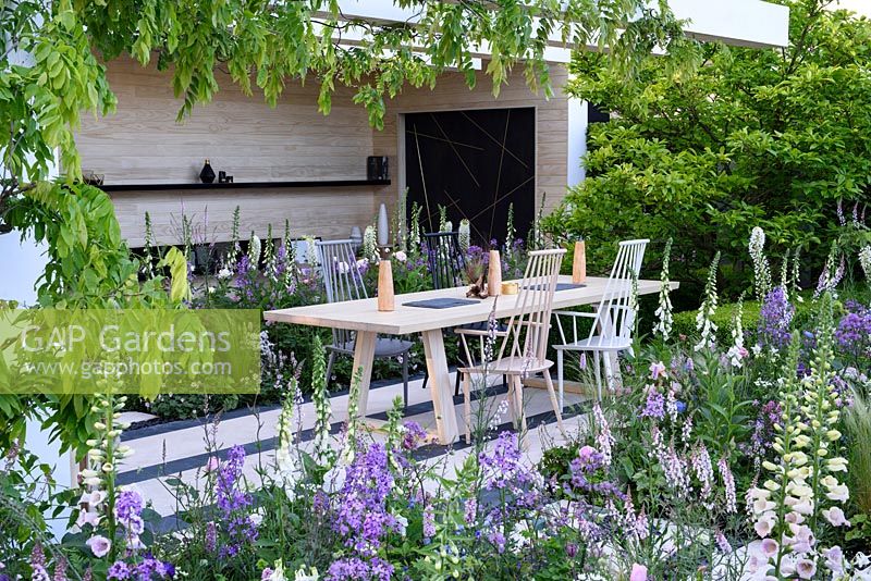 Le LG Smart Garden. Jardin de style de vie contemporain avec table à manger sur la terrasse. Concepteur: Hay Young Hwang, sponsors: LG Electronics, RHS Chelsea Flower Show 2016