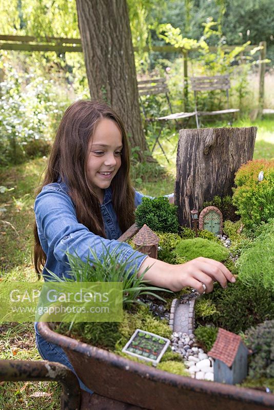 Jardin de brouette miniature. Jeune, girl, ajouter, animal, figurines, miniature, jardin