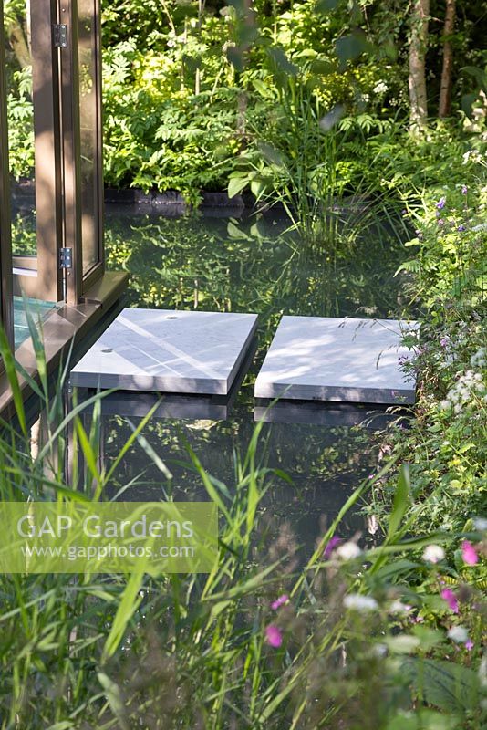 Tremplins en béton sur l'eau. Le jardin botanique de Hartley. RHS Chelsea Flower Show, 2016