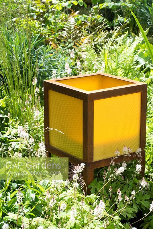 Bougeoir carré effet nid d'abeille - Jardin de la vie pleine d'esprit de Vestra Wealth, RHS Chelsea Flower Show 2016, Design: Paul Martin, Sponsor: Vestra Wealth LLP