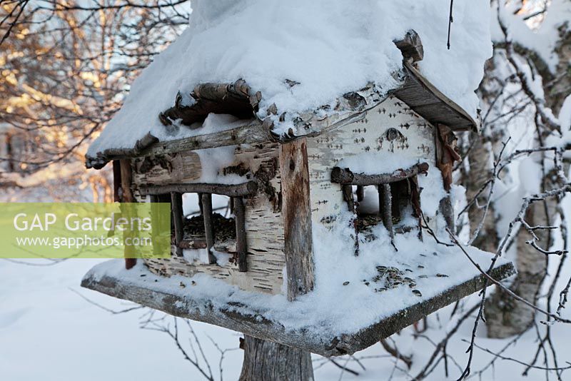 Maison d'oiseau en bois couvert de neige, Suède, janvier