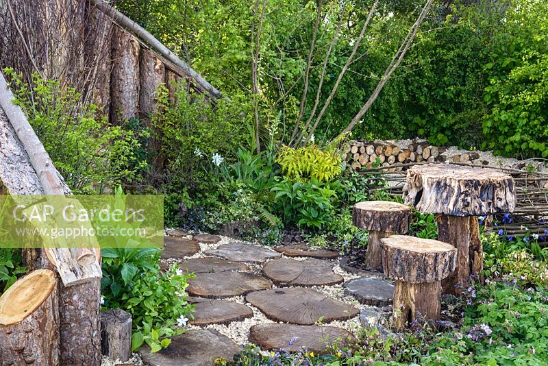 Table, tabourets et tremplins fabriqués à partir de troncs d'arbres au Jardin du bûcheron, RHS Malvern Spring Festival 2016. Conception: Mark Walker