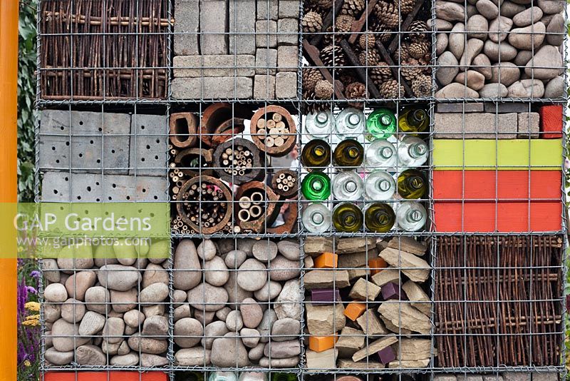 Gabions remplis d'objets naturels et recyclés comme élément décoratif et habitat faunique. Jardin: 'Nature Squared' au RHS Tatton Park Flower Show 2012
