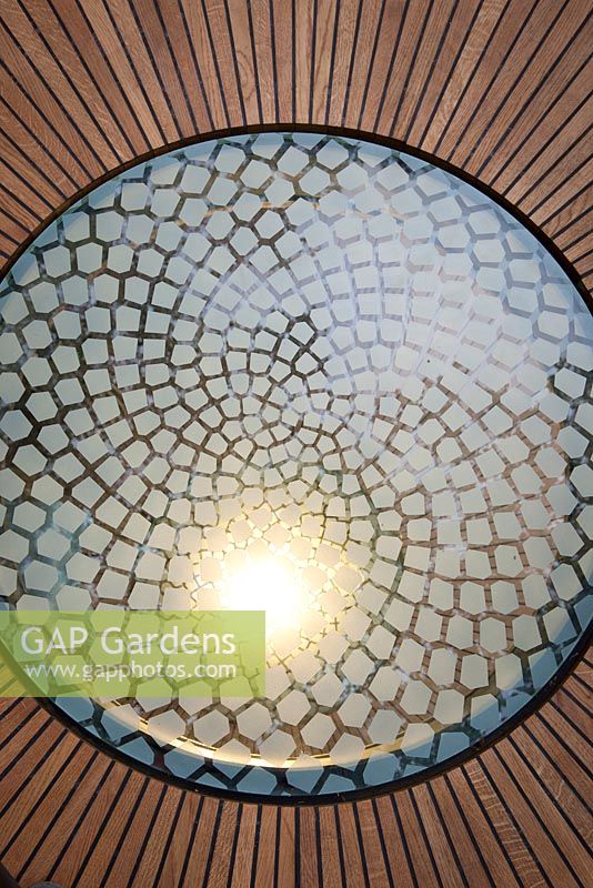 Détail de panneaux de verre lumineux imitant l'insert en spirale Fibonacci mathématiquement parfait dans le plancher en bois du belvédère dans la beauté des mathématiques Winton, Chelsea Flower Show 2016.