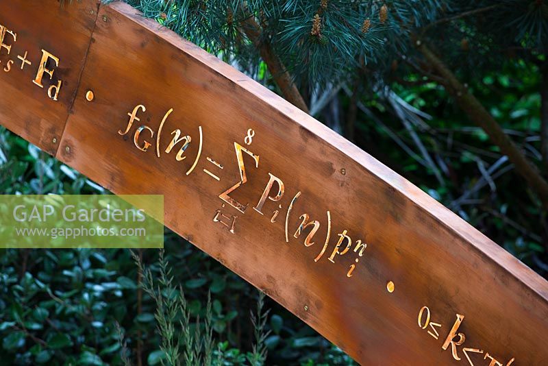 Détail de symboles mathématiques illuminés coupés en bande de cuivre pour former une rampe d'escalier menant au belvédère dans la beauté des mathématiques Winton, Chelsea Flower Show 2016.