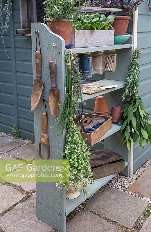 Une unité de stockage de jardinage faite à partir d'étagères de livres de recyclage