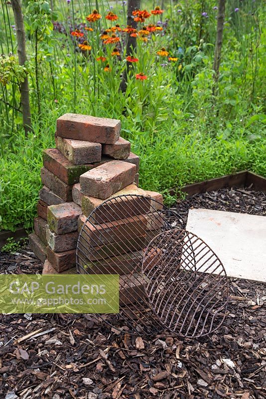 Les matériaux nécessaires à la construction d'un barbecue sont des briques, une dalle de pavage et deux grilles métalliques