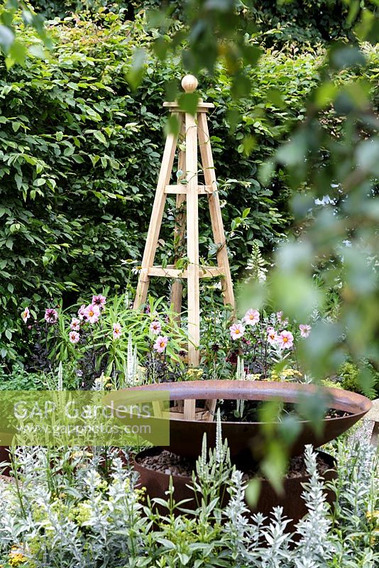 Point d'eau et obélisque. 'Une retraite d'été' conçue par Amanda Waring, Laura Arison. Hampton Court Flower Show 2016.