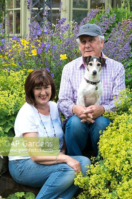 Steve et Janet Howell, avec le chien Toby, un terrier à poil dur.