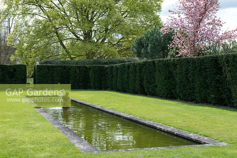Le jardin à l'italienne, conçu par Rupert Golby. Une salle de jardin formelle avec une longue piscine réfléchissante et une fontaine, entourée d'une haie d'ifs.