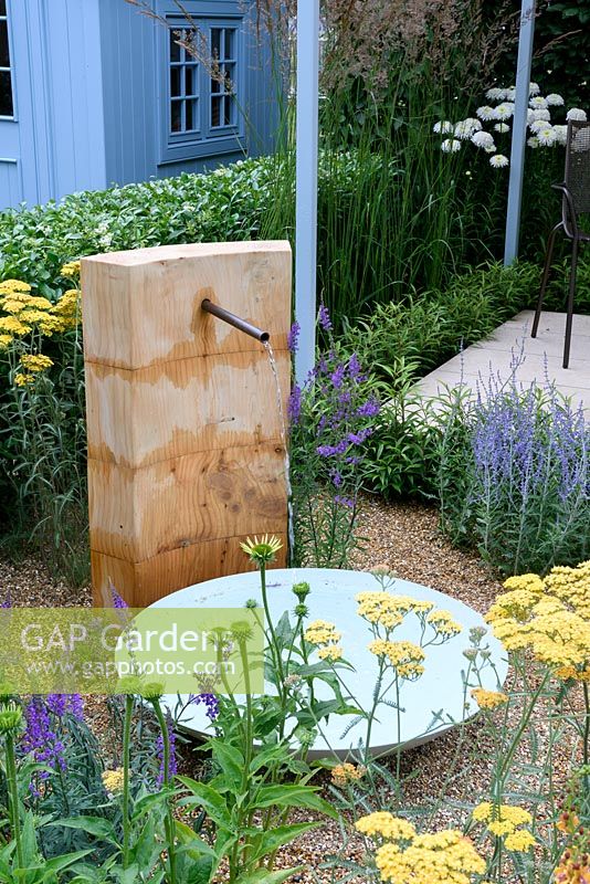 Jardin de retraite. Dispositif d'eau dans le jardin de gravier. Concepteur: Martin Royer Sponsors: Final5. RHS Hampton Court Palace Flower Show 2016