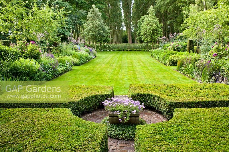 Le jardin formel, avec jardin de noeuds en Buxus. Parterres de fleurs herbacées. Jardin Sarina Meijer