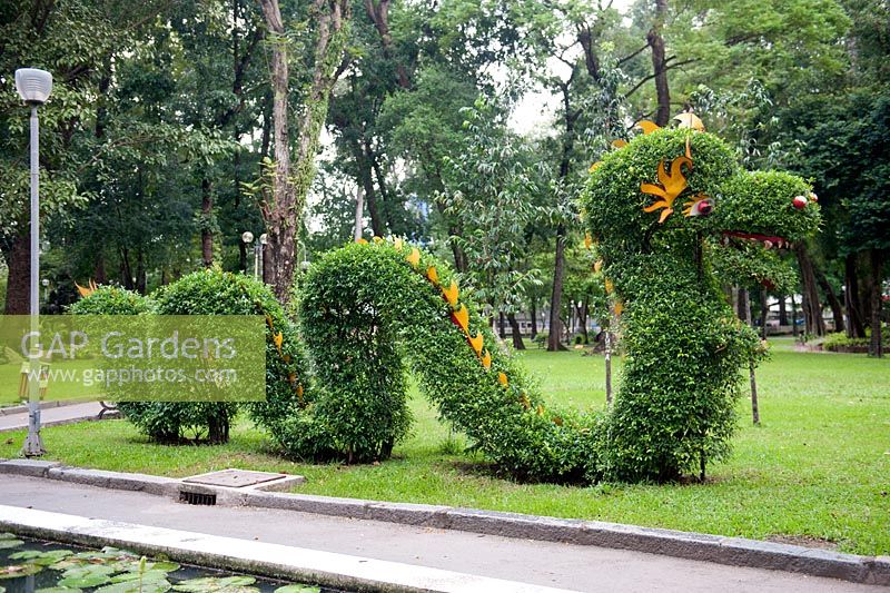 Ho Chi Minh City - Saigon, Vietnam Park caractéristique. Dragons topiaires dans le parc Cong Vien Van Hoa.