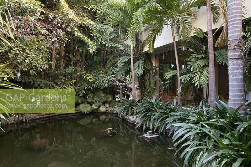 Bâtiment contemporain avec jardins tropicaux et piscines - Myanmar