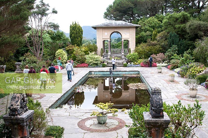 Le temple italien et piscine formelle dans le jardin italien d'Ilnacullin - île Garinish. Glengarriff, West Cork, Irlande.