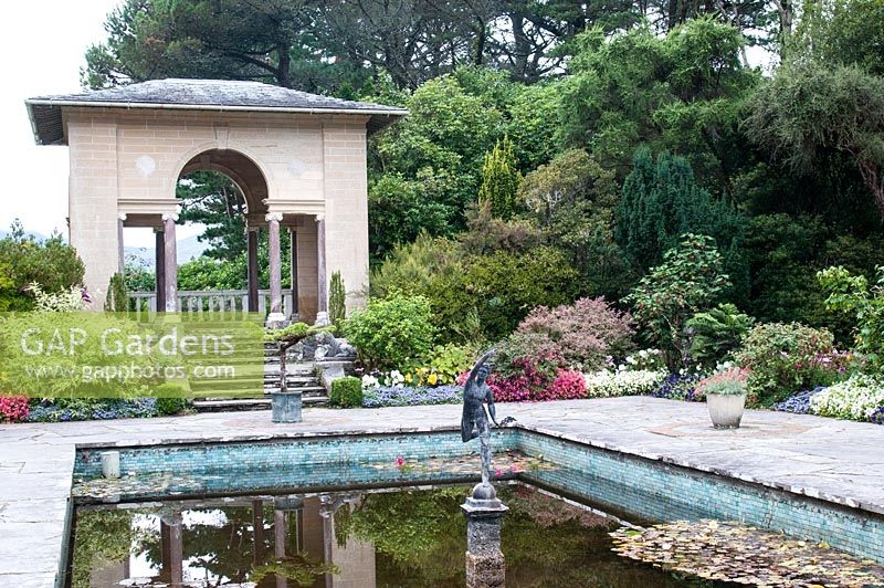 Le temple et la piscine formelle dans le jardin italien d'Ilnacullin - île Garinish. Glengarriff, West Cork, Irlande. Les jardins sont le résultat du partenariat créatif entre Annan Bryce et Harold Peto, architecte et concepteur de jardins. août