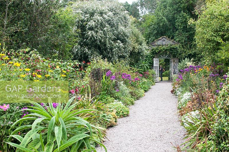Le jardin clos dans les jardins d'Ilnacullin - île Garinish. Glengarriff, West Cork, Irlande. Les jardins sont le résultat du partenariat créatif entre Annan Bryce et Harold Peto, architecte et concepteur de jardins. août