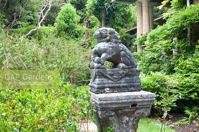 Statue d'animal en pierre dans les jardins d'Ilnacullin - île Garinish. Glengarriff, West Cork, Irlande. Les jardins sont le résultat du partenariat créatif entre Annan Bryce et Harold Peto, architecte et concepteur de jardins. août