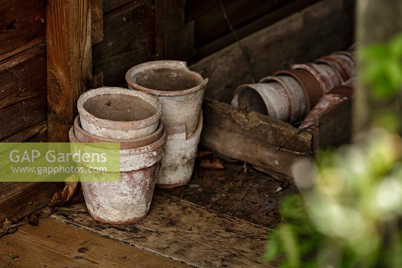 Détail de pots en terre cuite à l'intérieur de la remise - Macmillan Legacy Garden - RHS Malvern Spring Show 2016