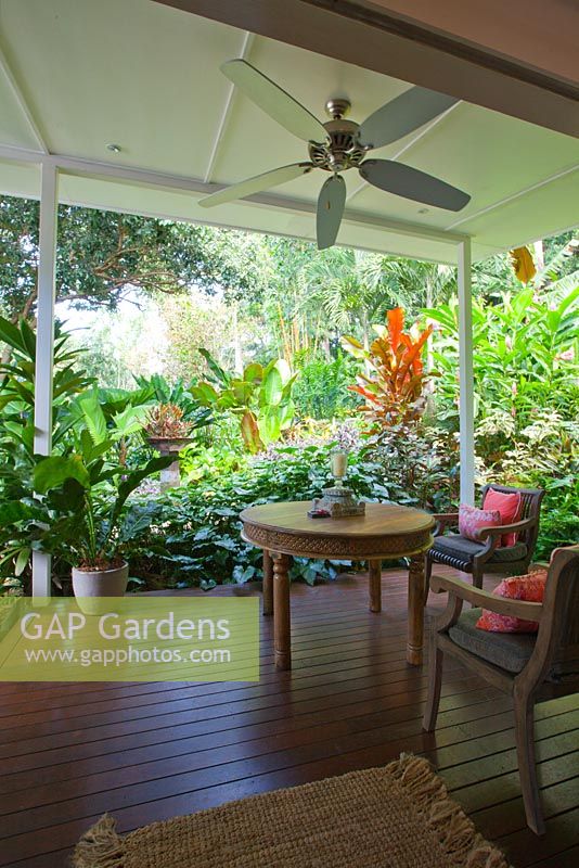 Terrasse en bois en plein air avec du bois assis un ventilateur de plafond dans un Flowerbed and Breakfast dans le nord de l'Australie tropicale