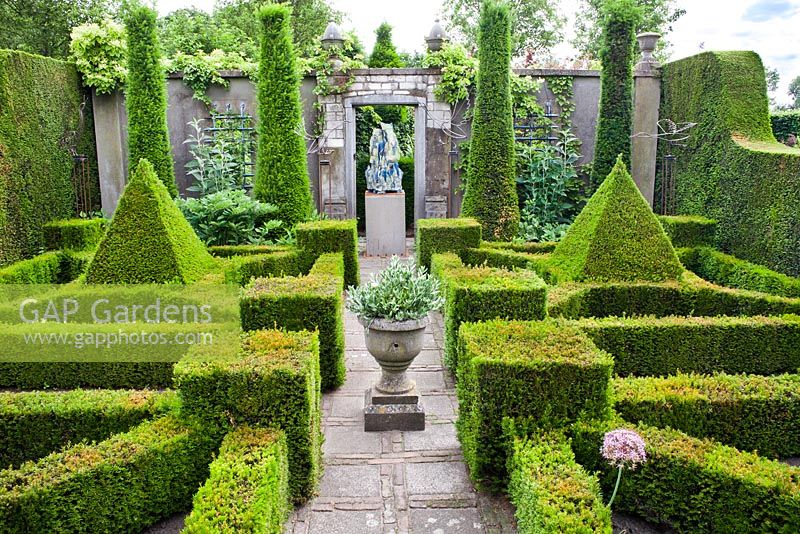 Jardin à la française avec topiaire d'if et haies. Jardin Frank Thuyls.