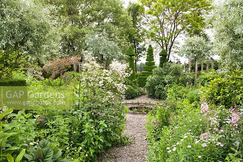 Parterres d'été dans le jardin à la française avec petit étang circulaire. Jardin Frank Thuyls.