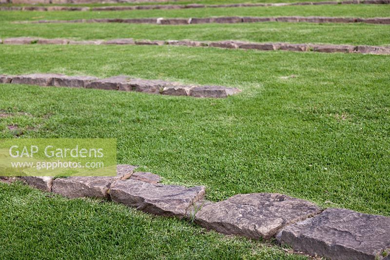 Une pelouse en pente avec des marches en pierre incrustée - Septembre, Afrique du Sud