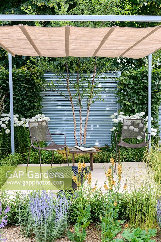 Panneaux à lames en acier et pergola avec auvent rétractable, avec barbecue et sièges. Final 5 'Retreat Garden', Hampton Court Flower Show, juillet 2016