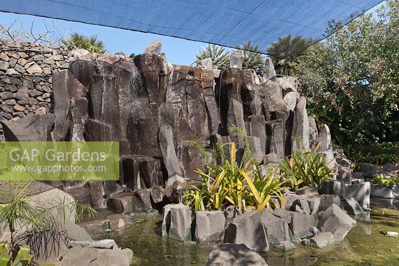 Cascade et rocaille créées à partir de roches volcaniques - Palmetum de Santa Cruz de Tenerife, Îles Canaries