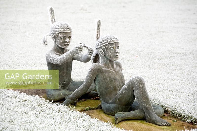 Sculpture en bronze d'enfants jouant aux squaws amérindiens