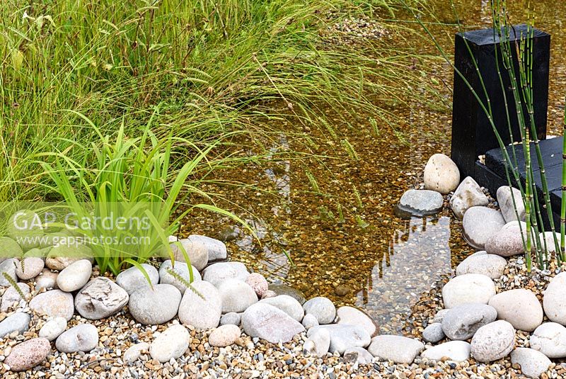 Bassin de gravier peu profond dans Legacy Garden, BBC Gardeners World Live 2016, designer Andy Tudbury. RHS Flower Show Birmingham