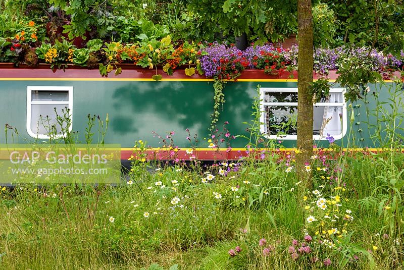 Déplacement du jardin sur le toit du bateau étroit dans le Canal Boat Garden, BBC Gardeners World Live 2016, concepteur: Paul Stone. RHS Flower Show Birmingham