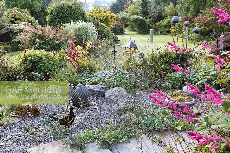 Little Ash Garden, Fenny Bridge, Devon. Jardin de gravier avec sculpture de faisan en métal rouillé