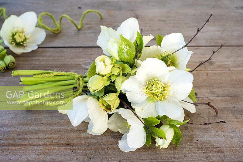 Bouquet d'hellébores blanches et vertes sur fond de bois