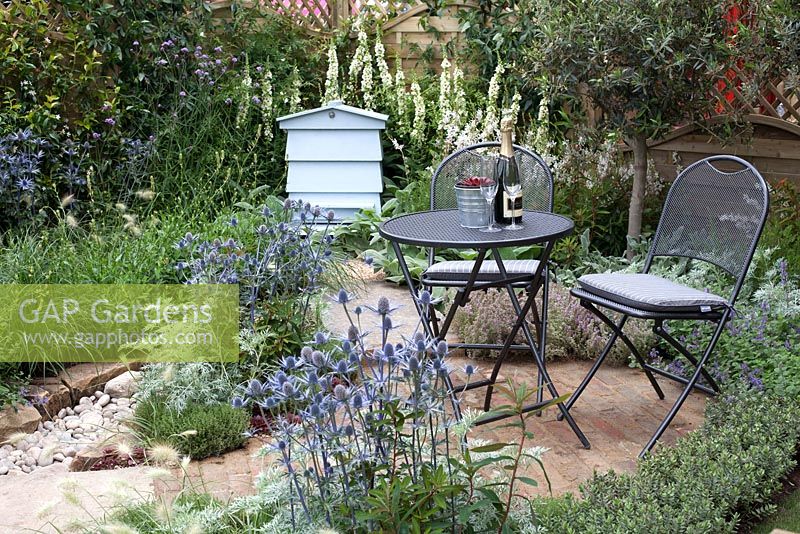 Coin salon et ruche dans le jardin de la sécheresse au RHS Hampton Court Palace Flower Show 2016