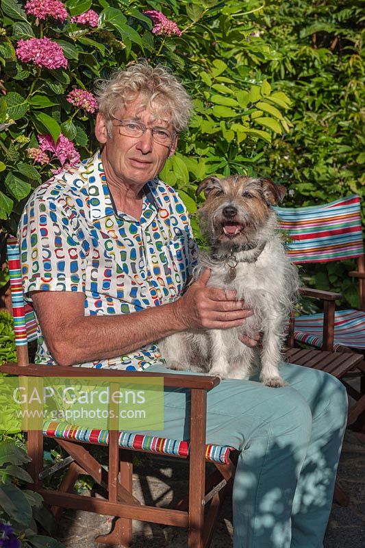 Portrait de Geoff Stonebanks de Driftwood garden et son chien terrier