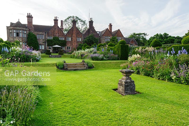 Les parterres de plantes herbacées devant la maison comprennent les knautias, les delphiniums, la gale et les achillées. Felley Priory, Underwood, Notts, Royaume-Uni