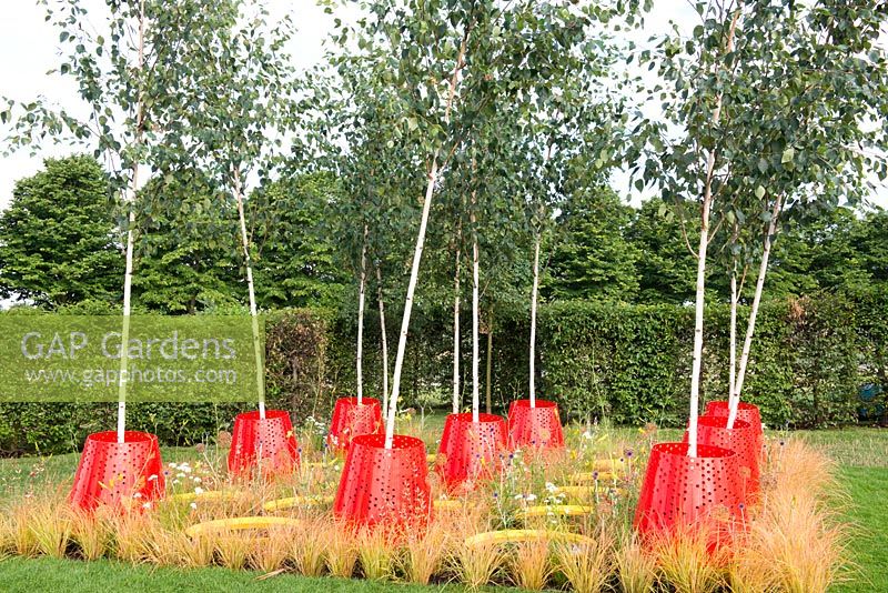 Betula utilis var. Jacquemontii en jardinières à pendule rouge Kinetica, RHS Hampton Court Palace Flower Show 2017