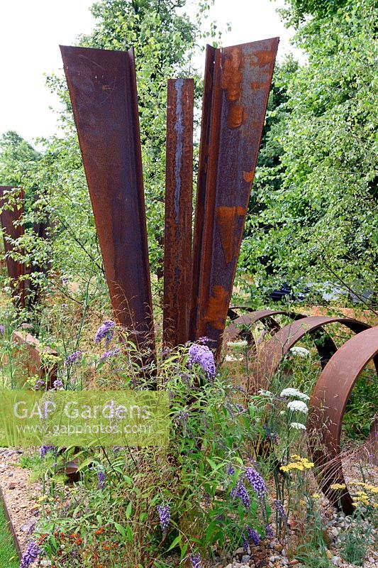 Brownfield - Metamorposis. Structures en acier rouillé dans le jardin de gravier. Conception: Martyn Wilson Sponsors: St. Modwen. RHS Hampton Court Palace Flower Show 2017