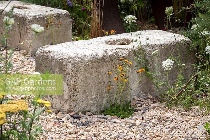 Exposition florale de Hampton Court, 2017. Brownfield Metamorphosis Garden, des. Martyn Wilson. Banc de sièges en béton dans le jardin de gravier
