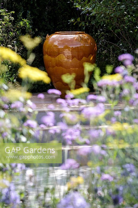 Salon des fleurs de Hampton Court, 2017. Jardin 'World of Discovery' de Viking Cruises, des. Paul Hervey-Brookes Grand pot d'urne comme point focal dans le jardin de la cour