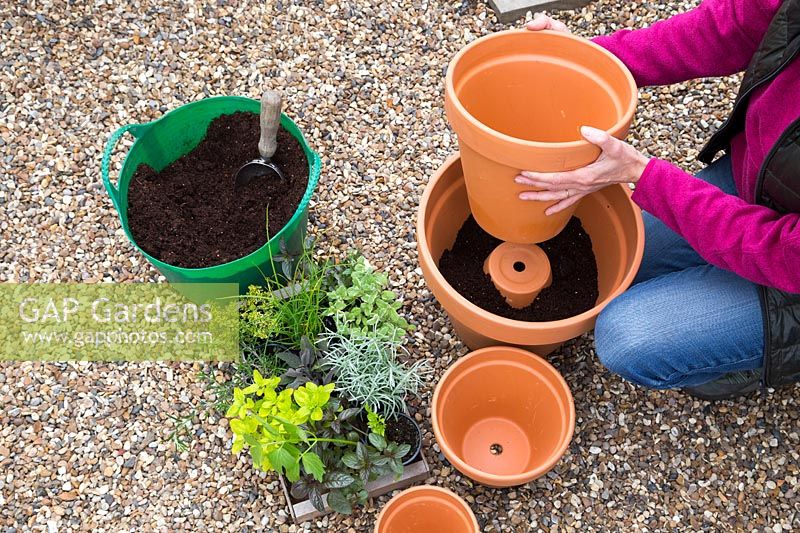 Placer un pot de taille moyenne dans un grand pot