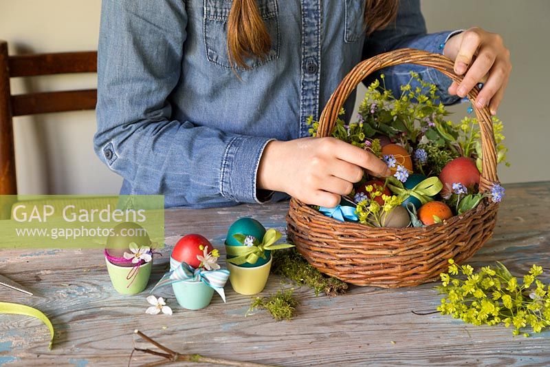 Placer les oeufs de Pâques teints décorés dans le panier