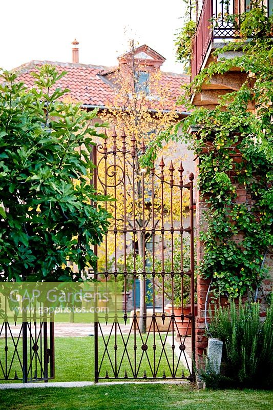 Grandes portes métalliques. Govone. Projet de jardin par Anna Regge. Piémont, Italie.