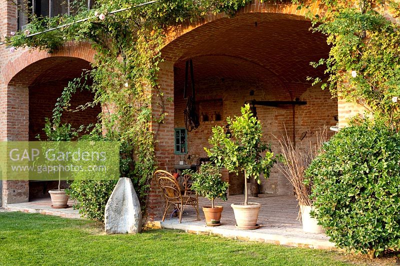 Pots sous arches. Govone. Projet de jardin par Anna Regge. Piémont, Italie.